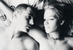 Lola and Manni talking in bed